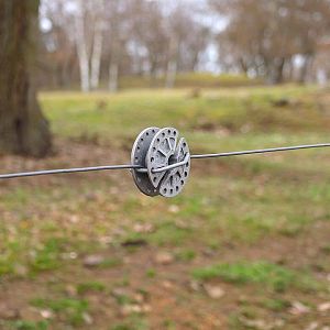 Bubnový napínač drôtov elektrického ohradníka