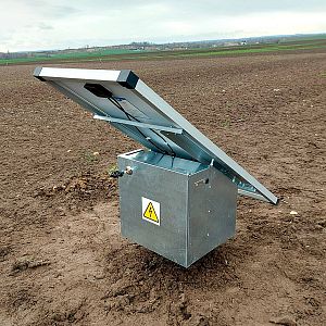 Expertná súprava solárneho plotu - Kompletná bezpečnostná skrinka + 1J napájací zdroj, 40 W panel, 20 mm páska