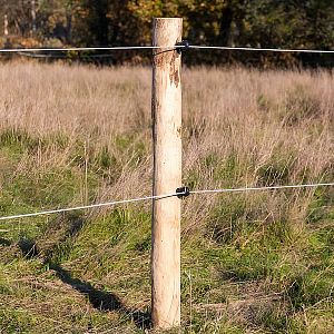 Inštalácia izolátora - elektrický plot a drevený stĺp