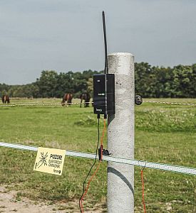 Inteligentný solárny plot na farme - kompletný bezpečnostný box + 7J inteligentný napájací zdroj, brána a monitor