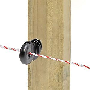 Izolátor pre elektrický ohradník použiteľný pre oceľové lano