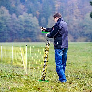 Navíjač elektrickej ohradníkovej siete na jednoduchú manipuláciu