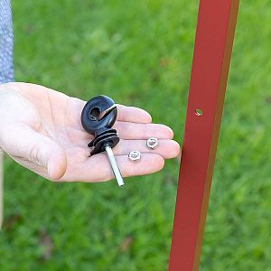 Pevný, 6 mm hrubý závit a 2 matice na upevnenie izolátora pre elektrický ohradník