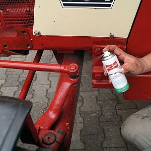 Premazáva a odstraňuje drhnutie, vŕzganie a škrípanie
