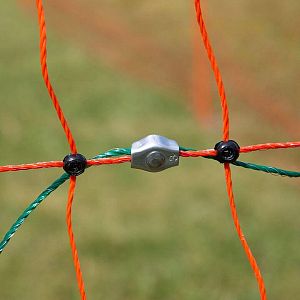 Připojení vodiče pomocí spojky k elektrifikování samotné branky