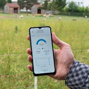 Sada pre elektrický ohradník s modrou sieťou 120 cm proti vlkom + napájací zdroj DUO LTE s 5 J