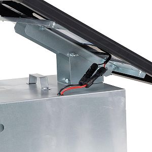 Solární panel 100 W upevněný na přenosné schránce pomocí montážní konzole