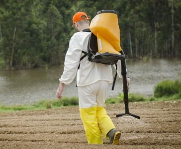 ZÁDOVÝ MECHANICKÝ APLIKÁTOR GRANULÁTU GUARANY