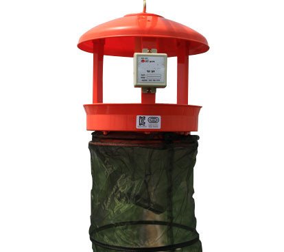 Svetelný lapač hmyzu s optickým senzorom